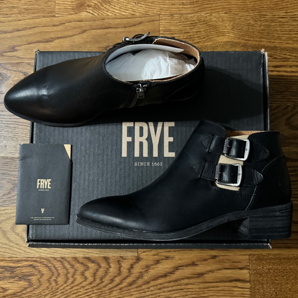 FRYE Ray Moto Shooties in Black - size 8M
